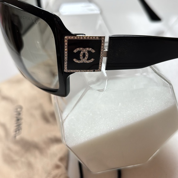 Chanel Black Oversized Sunglasses with Logo - Picture 2 of 9